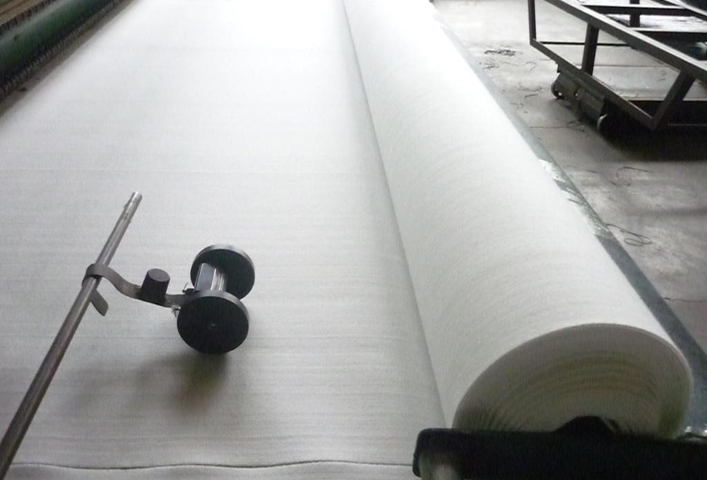 排水垫层顶部铺设土工布有什么用途？