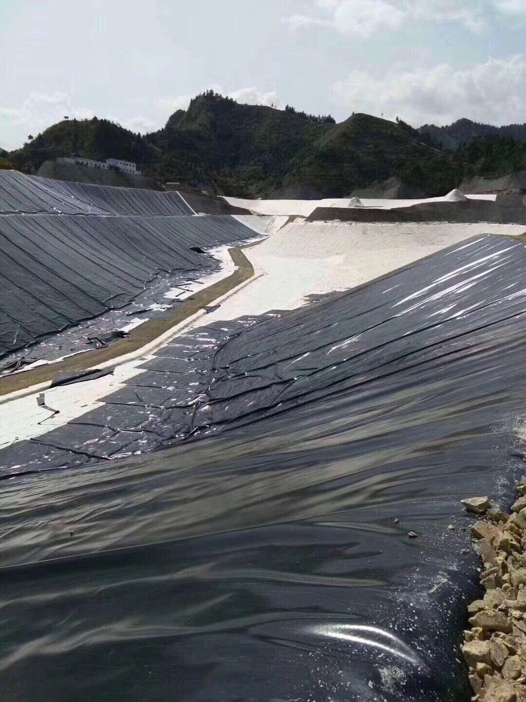 HDPE防渗膜在污水蒸发池铺设特有步骤有哪些？