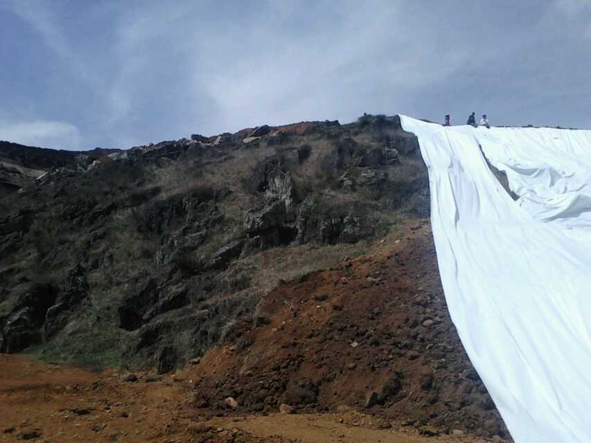 复合土工膜符合什么防渗性能可满足赤泥堆场要求？