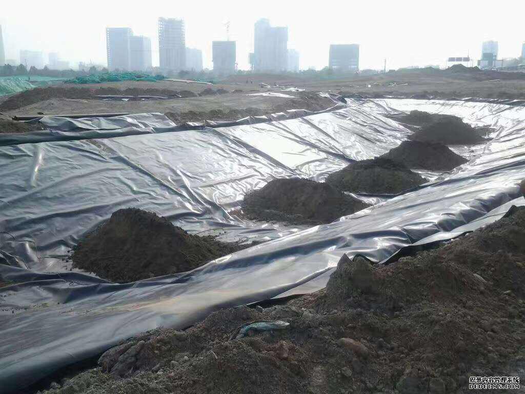 复合土工膜连接采用膜焊布缝的方式如何进行？