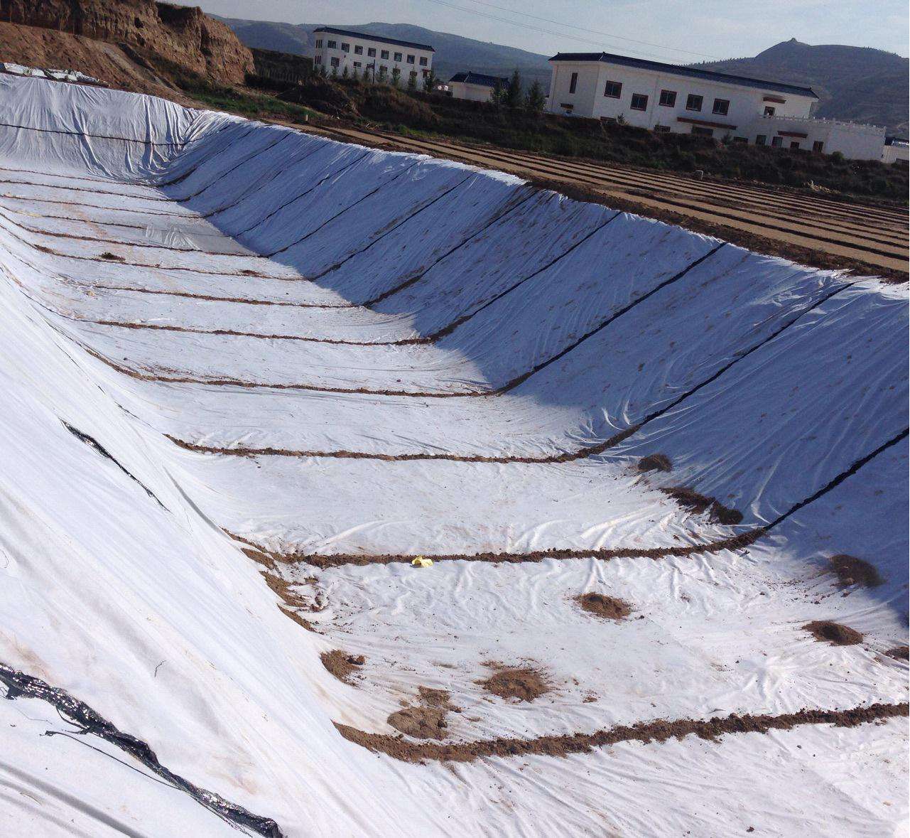 如何利用复合土工膜进行防渗和防护？