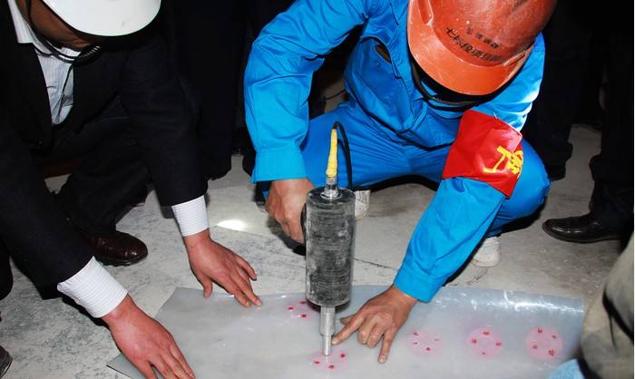 施工人员焊接防水板和热熔垫片的主要工具是什么？