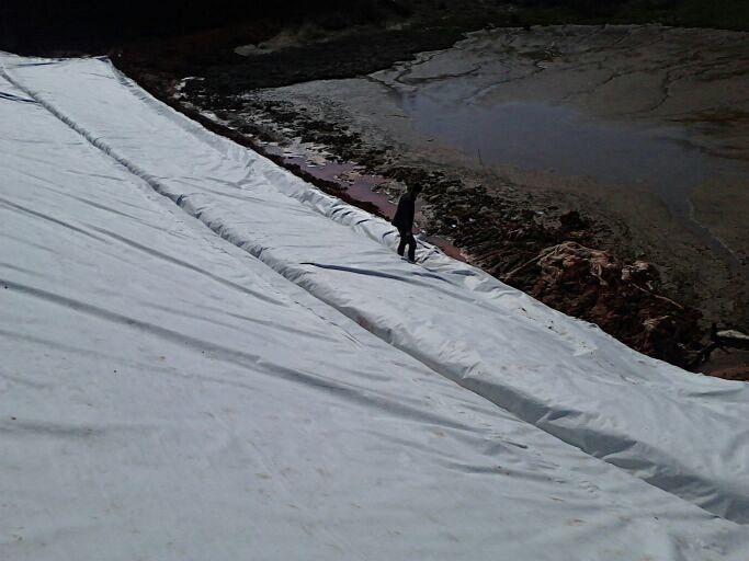 土工膜在防渗、成本、可靠度及耐久性等方面的比较