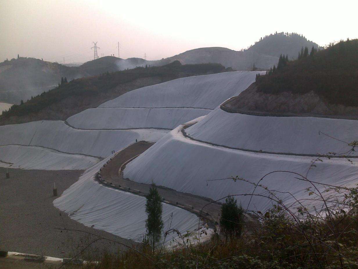 复合土工膜的渗漏量计算包括哪些方面？