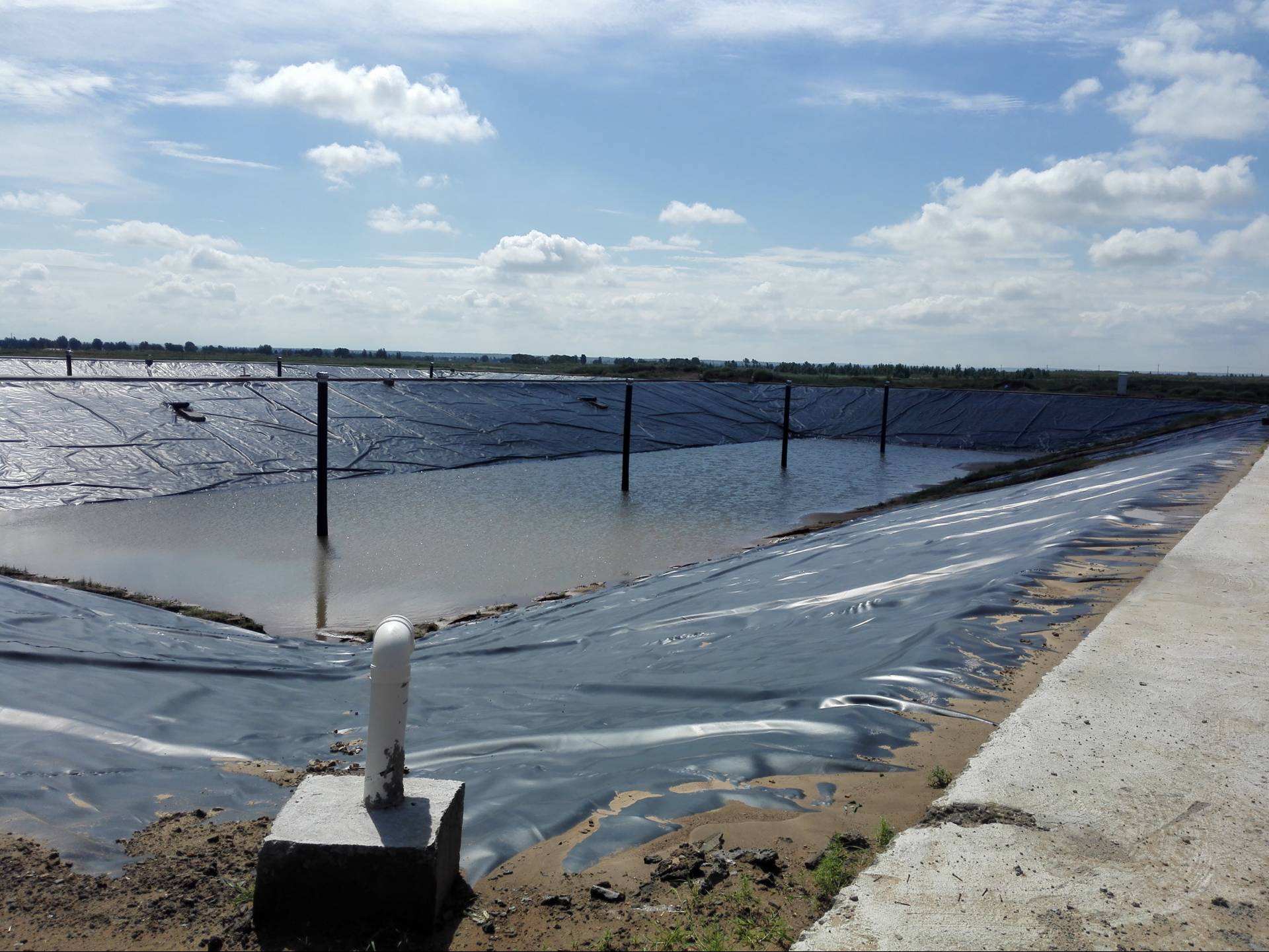 防渗膜接头应保持清洁、无油污和灰尘