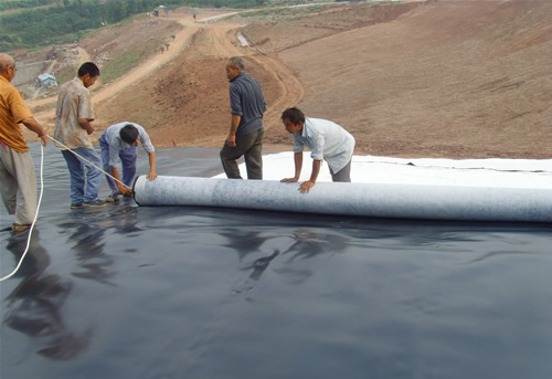 HDPE防渗膜在填埋区边坡坡脚、拐弯和调节池的施工