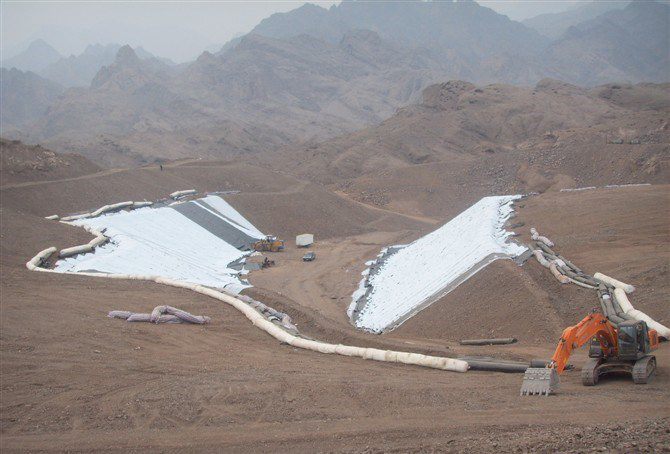 土工膜施工前应做好哪些准备工作？施工工序安排有哪些规定？