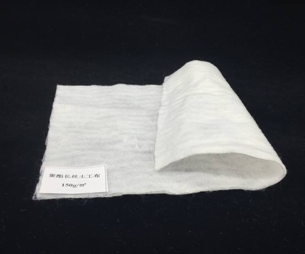 土工布加筋材料强度较高，耐久性较差，如何改善？