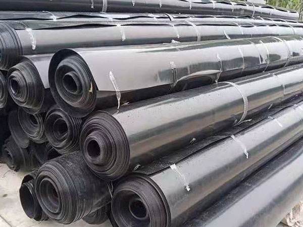 防渗土工合成材料主要包括复合土工膜和天然钠基膨润土防水毯（GCL）。