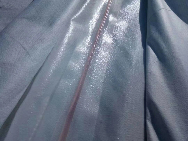 369.50m高程的坝体选择什么规格的复合土工膜合适？