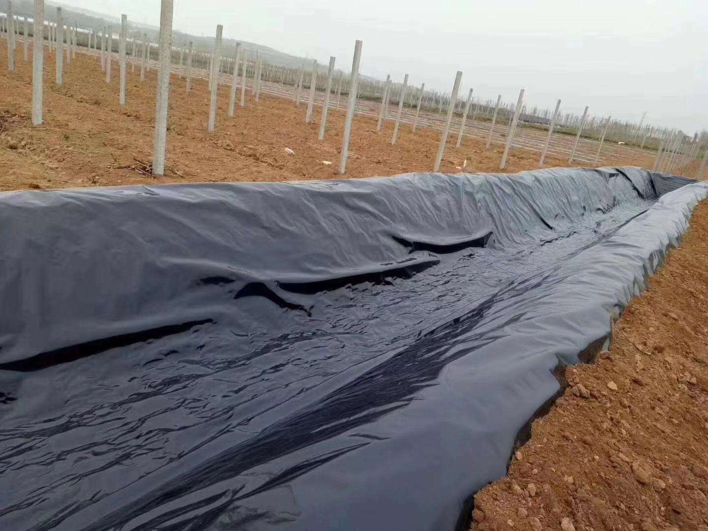 土工膜常用于垃圾填埋场、水库等，其渗透性能极其重要