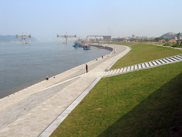 堤岸作为水域生态系统的重要组成部分有什么优势？